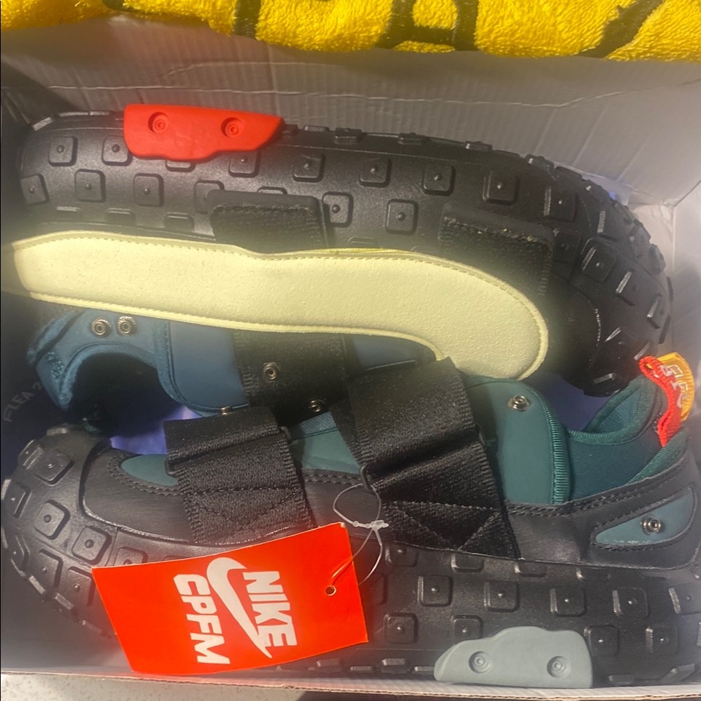 Nike Black and Green Sneakers Modern Athletic Design